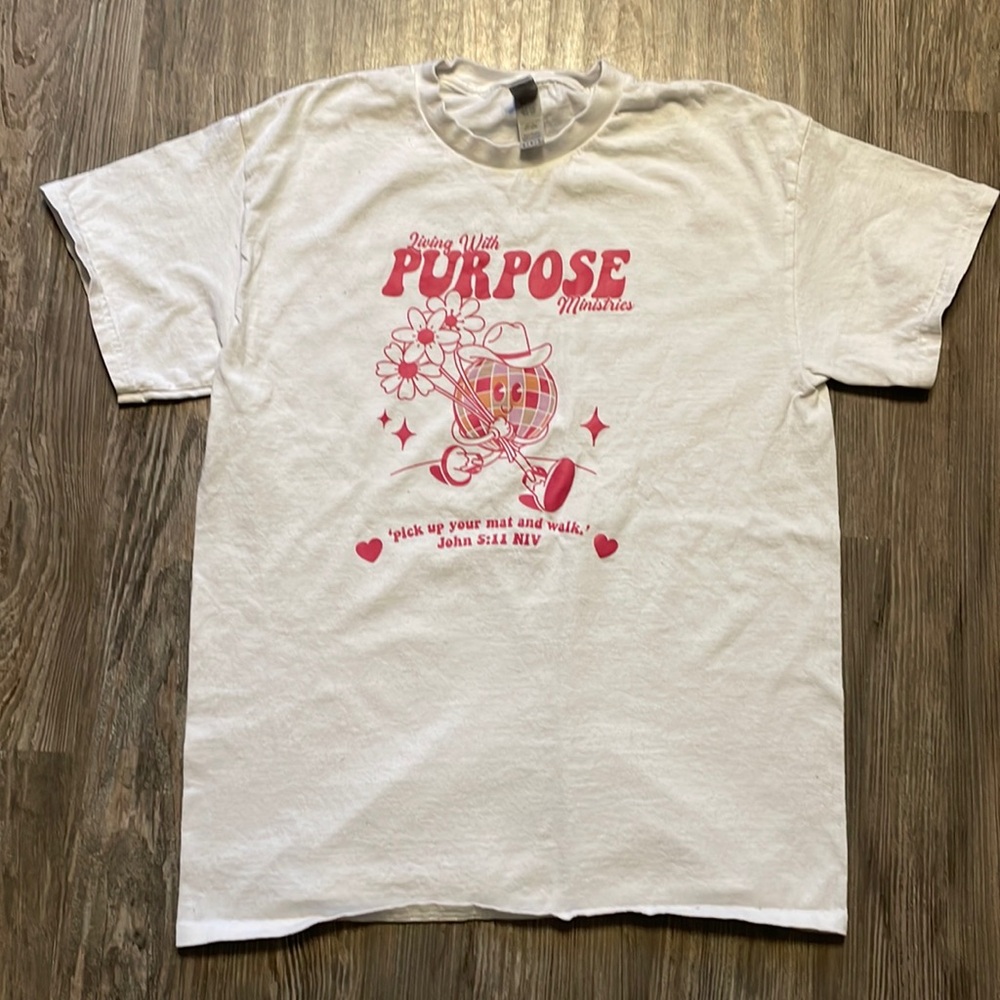 Gildan white graphic tee shirt